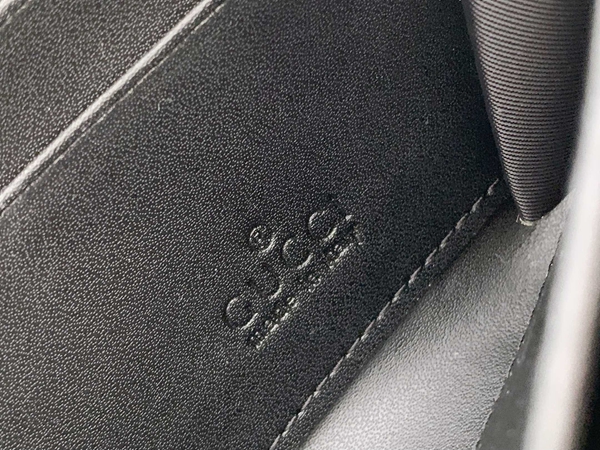 グッチ財布コピー着用イメージ